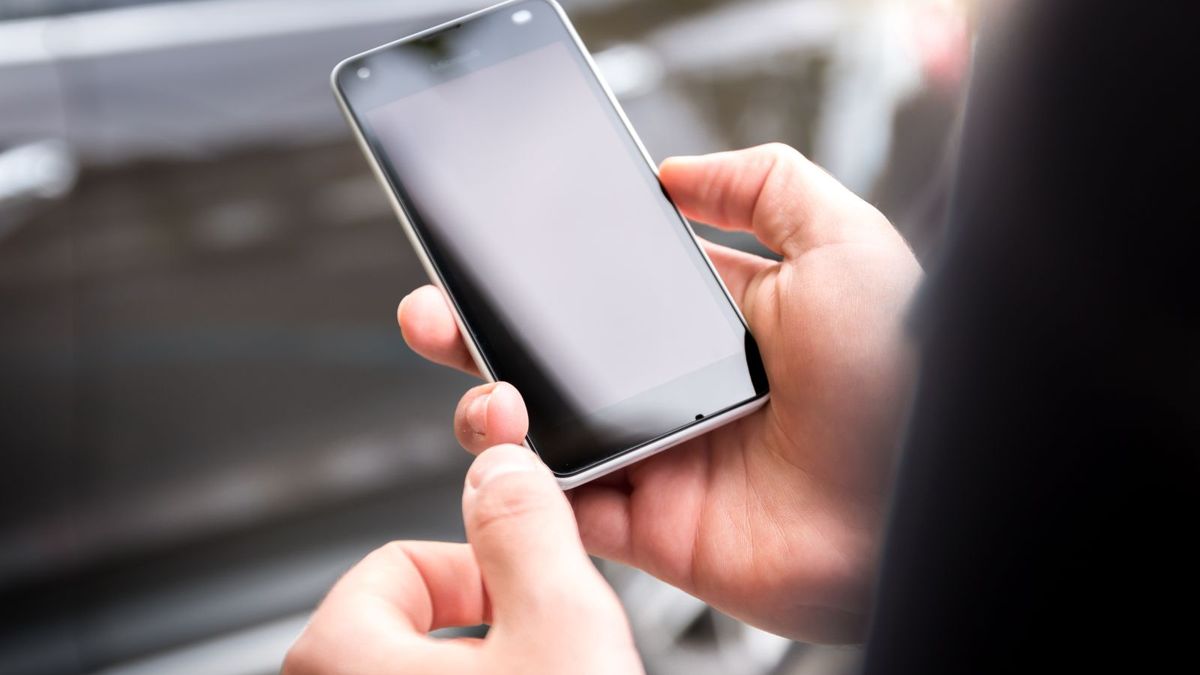 Telefon z Androidem trzymany w dłoniach