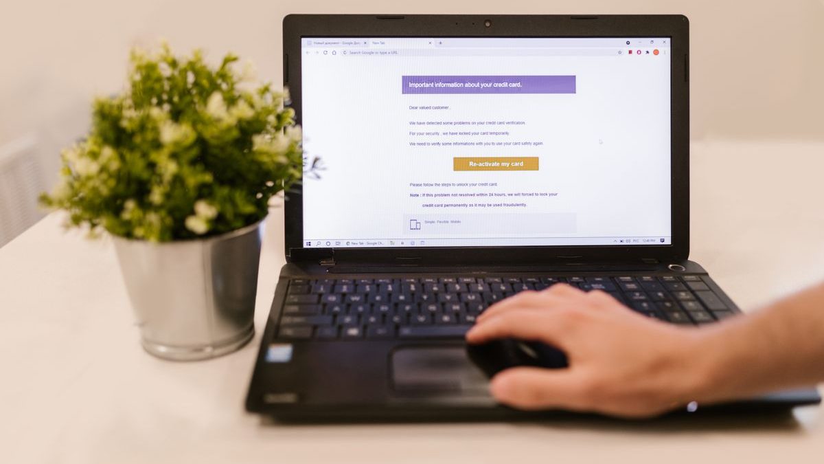 Laptop z otwartą wiadomością e-mail na ekranie