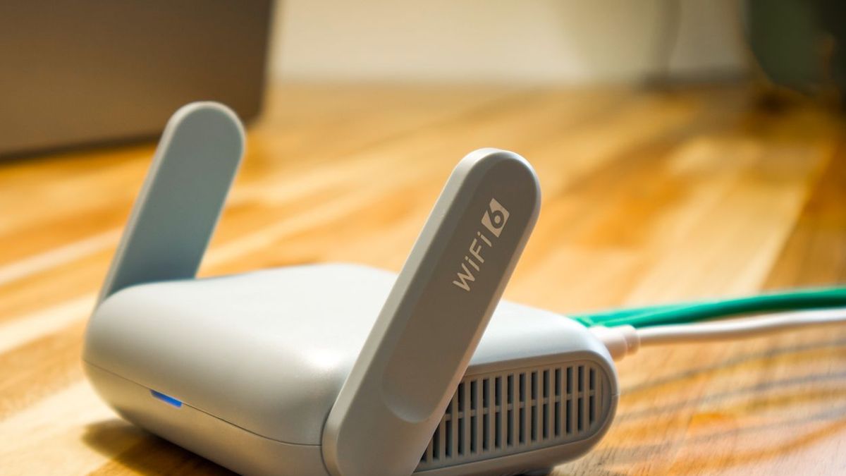 Domowy router Wi-Fi z dwiema antenami na drewnianym biurku