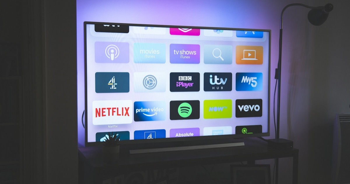 Oglądanie polskiej telewizji za granicą na laptopie podczas wakacji